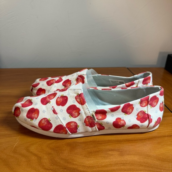 Toms Shoes - Toms x Once Upon A Farm‎ Limited Edition Alpargata Slip On Shoe Apple Print W9